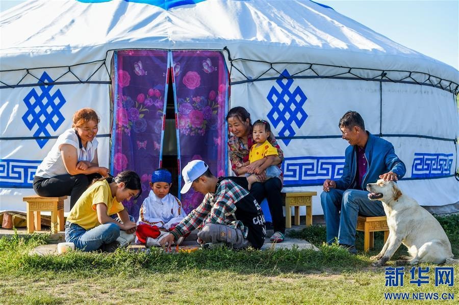 （特別的暑期生活·圖片故事）（4）草原女孩錫林花的暑期“歡樂時(shí)光”