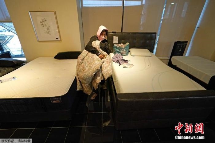 當(dāng)?shù)貢r間2月17日，美國得州的一家畫廊兼家具店內(nèi)，大批民眾來此避寒取暖，其中不乏一些人帶著被子來過夜。美國近日遭遇極寒天氣侵襲，多地氣溫創(chuàng)近年新低，其中得州災(zāi)情最嚴重，暴風(fēng)雪導(dǎo)致電網(wǎng)在酷寒中癱瘓，約400萬居民家中長時間停電。美國國家氣象局表示，得州休斯敦等地的氣溫甚至比靠近北極圈的阿拉斯加還要低。