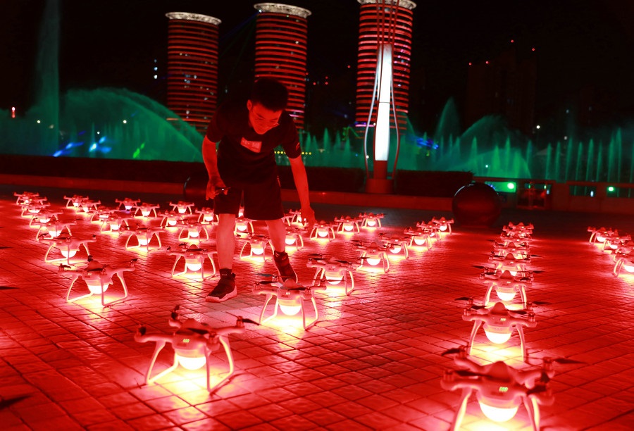 超震撼！500架無(wú)人機(jī)扮靚青城夜空