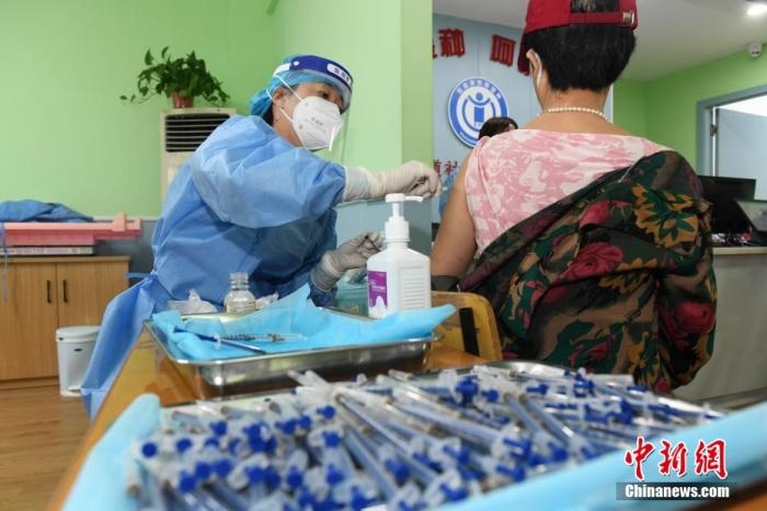 資料圖：市民來(lái)到醫(yī)院接種新冠疫苗。 楊華峰 攝