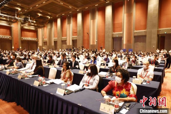 500余名專家學(xué)者、嘉賓代表以線上線下方式參加開幕式?！∈⒓样i 攝