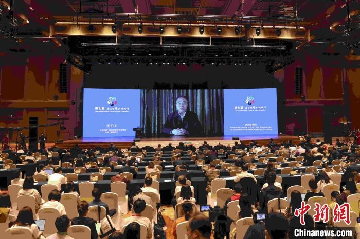 中國工程院院士、“人民英雄”國家榮譽稱號獲得者張伯禮通過視頻發(fā)表主旨演講?！∈⒓样i 攝