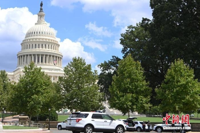 當(dāng)?shù)貢r(shí)間8月19日，一名男子駕駛黑色皮卡至國會(huì)圖書館前，并聲稱車上有炸彈。該事件導(dǎo)致美國國會(huì)大廈周邊街道封鎖，警方還疏散了周邊國會(huì)辦公樓和聯(lián)邦最高法院里的工作人員。圖為警方在美國會(huì)大廈西側(cè)廣場(chǎng)警戒。 <a target='_blank' href='http://www.chinanews.com/'>中新社</a>記者 陳孟統(tǒng) 攝