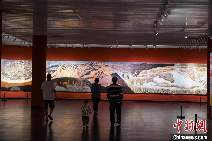 162米巨幅油畫長卷《黃河》吸引市民駐足觀看?！钊A峰 攝