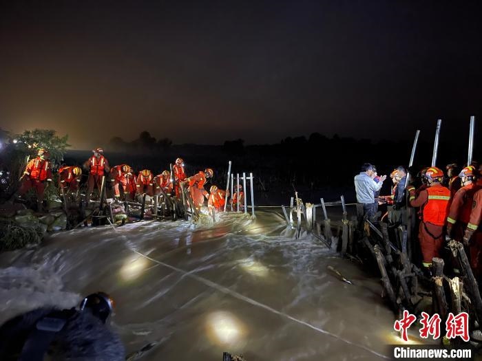 消防員分成左右兩路，同時發(fā)起決口封堵總攻。　閆旭輝 攝