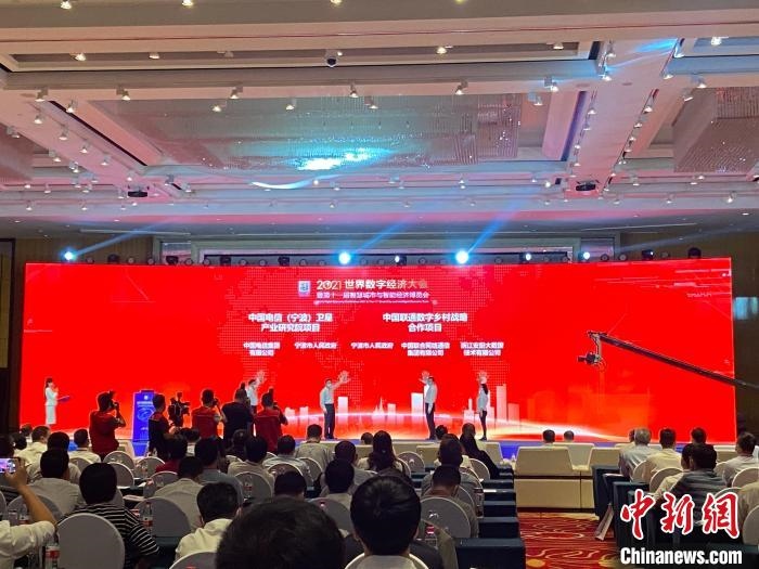 簽約現(xiàn)場?！×植?攝