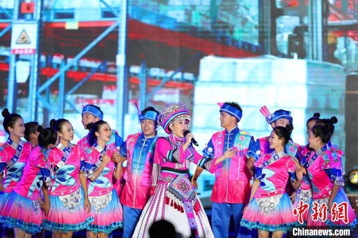 專(zhuān)場(chǎng)晚會(huì)上的民族歌舞表演?！涕L(zhǎng)嬌 攝