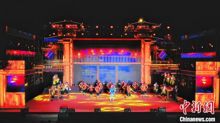 2021昭君文化旅游活動(dòng)專(zhuān)場(chǎng)晚會(huì)現(xiàn)場(chǎng)?！≈苄橇?攝
