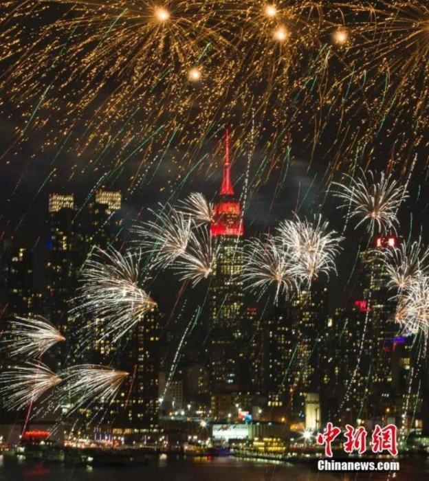　　2018年，中國駐紐約總領(lǐng)事館前的哈德遜河上空燃放起焰火，慶祝中國狗年春節(jié)。