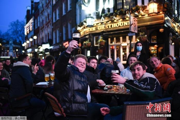 當(dāng)?shù)貢r間2021年4月12日，英國進入放松疫情封鎖措施的第二階段。商鋪、理發(fā)店、健身房等被允許重新開張，酒吧和餐館也可以在室外營業(yè)。據(jù)悉，酒吧解封的第一晚，倫敦大批民眾在市中心喝酒跳舞，場面宛如狂歡節(jié)。