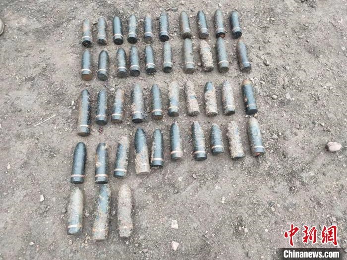 圖為發(fā)現(xiàn)的遺留炮彈?！√厝崭駱?攝