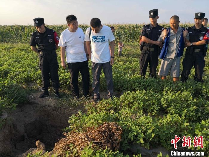 資料圖：犯罪嫌疑人辨認作案現(xiàn)場?！〖蜗榭h公安局供圖