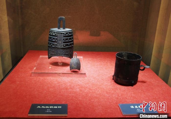 二級文物西漢鳳鳥紋銅編鐘、漆蓋銅卮?！≮w曉 攝