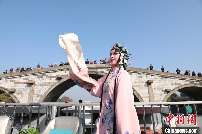 2019京杭對(duì)話的大運(yùn)河京杭雅集活動(dòng)中，浙江昆劇團(tuán)國(guó)家一級(jí)演員楊崑在中國(guó)大運(yùn)河(杭州段)上進(jìn)行表演。　徐軍 攝 攝