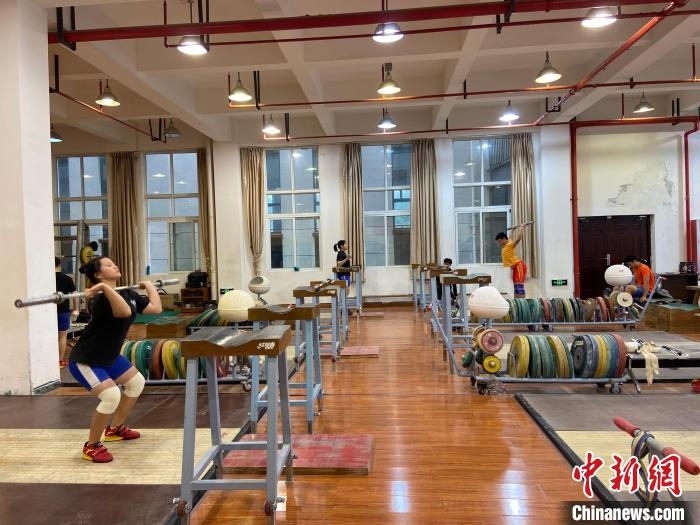 石智勇的師弟師妹們訓(xùn)練場景?！×植?攝