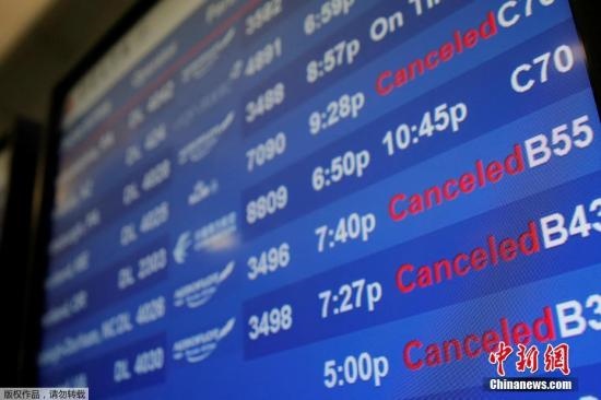 水管破裂造成第四航站樓的多家航班延誤或取消。圖為航站樓內(nèi)的電子公告牌顯示航班信息。