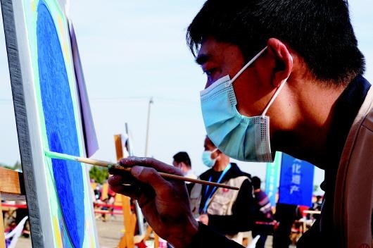 　　參加文物技能競賽彩畫項(xiàng)目的選手。