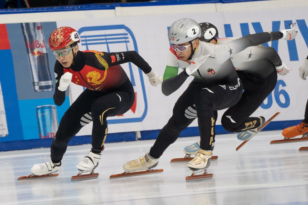 11月20日，中國選手武大靖(左)和匈牙利選手劉少林在比賽中。劉少林奪得冠軍，武大靖獲得第四名。新華社發(fā)(弗爾季·奧蒂洛 攝)