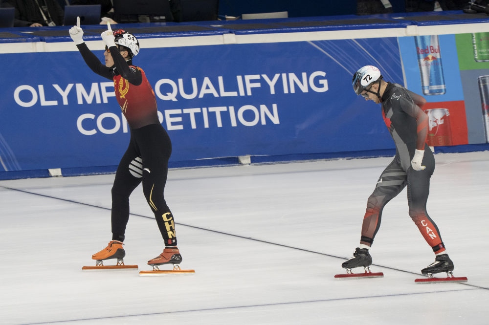 11月20日，任子威(左)在比賽后慶祝。新華社發(fā)(弗爾季·奧蒂洛 攝)