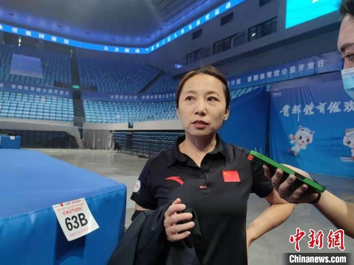 中國滑冰協(xié)會主席、前中國短道速滑隊主教練李琰表示，”冰雪惠民計劃“能推動更多人上冰 郝凌宇 攝