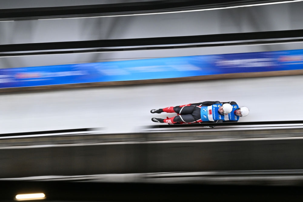 11月21日，“相約北京”國際雪橇聯(lián)合會雪橇世界杯，中國選手黃葉波/彭俊越在團體接力比賽中。新華社記者陳益宸攝