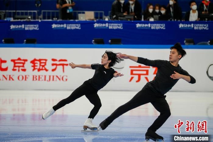 圖為隋文靜、韓聰在測試賽期間進(jìn)行官方訓(xùn)練 王洋 攝