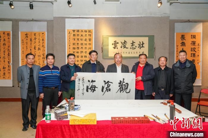 圖為百名將軍書畫展活動現(xiàn)場。　宋秀杰 攝 攝