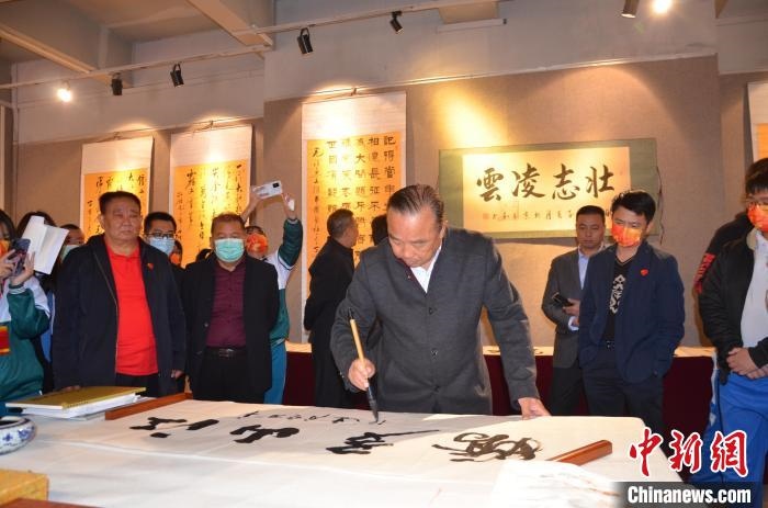 圖為“鐵軍老戰(zhàn)士”、著名書法家、解放軍報原副總編輯連俊義少將現(xiàn)場揮毫?！☆佇玛?攝 攝