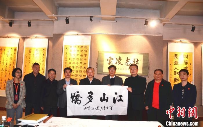 圖為百名將軍書畫展活動現(xiàn)場?！☆佇玛?攝 攝