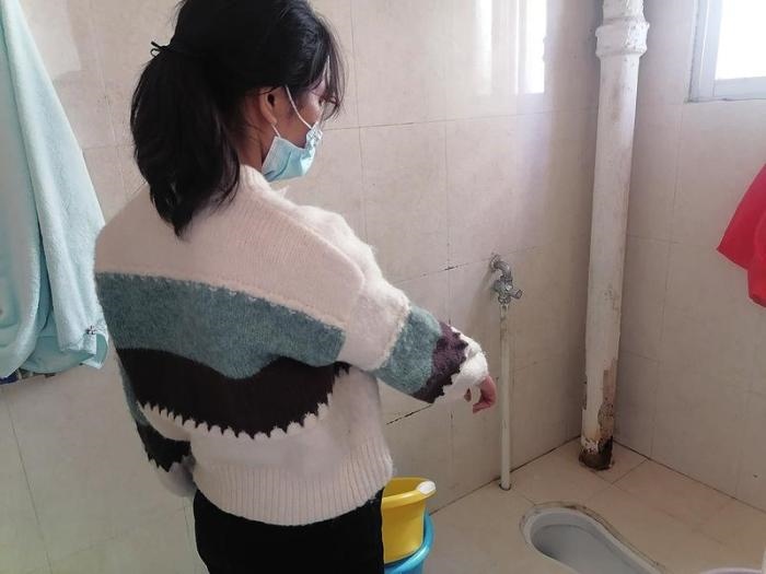  劉小姐在網(wǎng)上找人疏通出租屋里的廁所，被收費(fèi)5380元