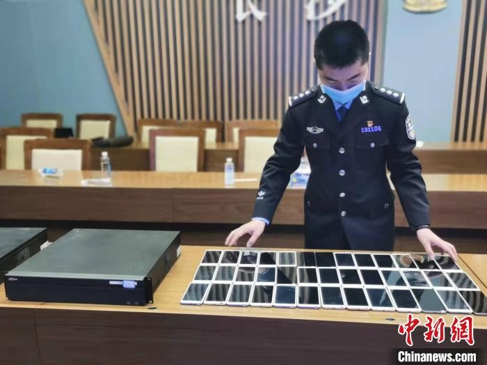 民警展示作案工具?！￠L沙市公安局供圖