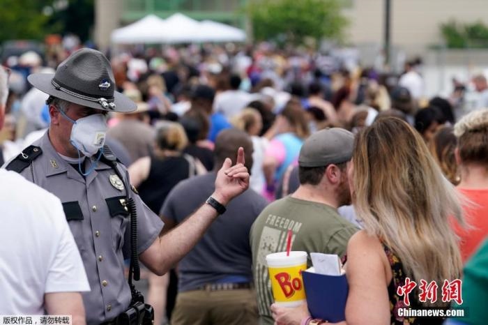 當(dāng)?shù)貢r(shí)間6月17日，美國(guó)肯塔基州國(guó)會(huì)大樓外，上千名在疫情期間失業(yè)的美國(guó)民眾在此排隊(duì)等候進(jìn)入大樓。據(jù)悉肯塔基州在疫情期間開設(shè)了臨時(shí)失業(yè)辦公室。