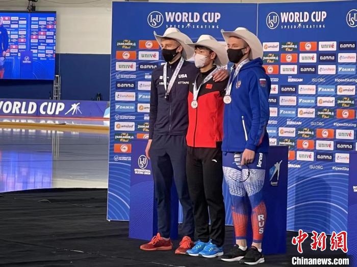 寧忠?guī)r在頒獎儀式上?！『邶埥◇w育局提供