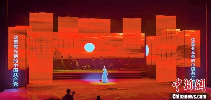 圖為“百年風(fēng)華”大型音樂史詩劇現(xiàn)場(chǎng)?！⒑ｌ` 攝