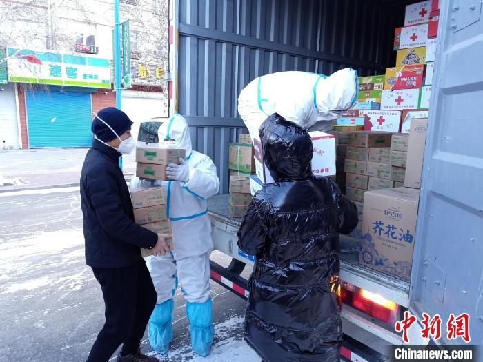圖為滿洲里物資保障巡回補(bǔ)給車隊(duì)配貨現(xiàn)場(chǎng)?！∏靥饌?攝