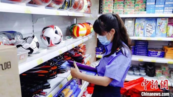 圖為秦皇島市海港區(qū)市場監(jiān)督管理局工作人員正在檢查涉冬奧標(biāo)志商品。　秦皇島市海港區(qū)市場監(jiān)督管理局供圖