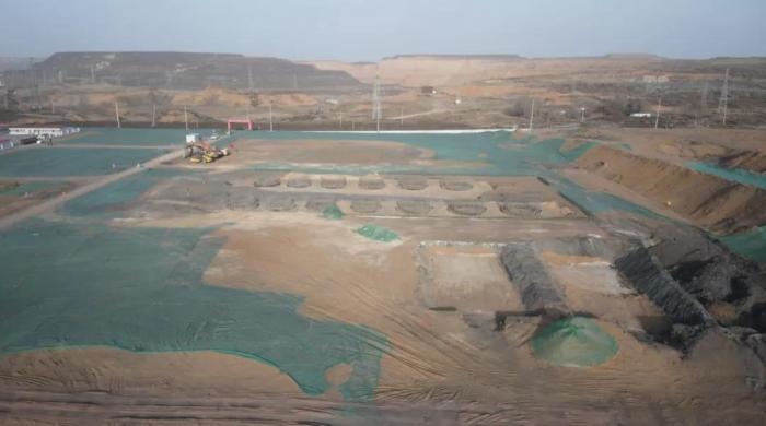 2021年12月11日，督察組使用無(wú)人機(jī)拍攝，神木市蘭炭產(chǎn)業(yè)特色園區(qū)檸條塔片區(qū)廢水集中處理設(shè)施僅完成部分基礎(chǔ)建設(shè)