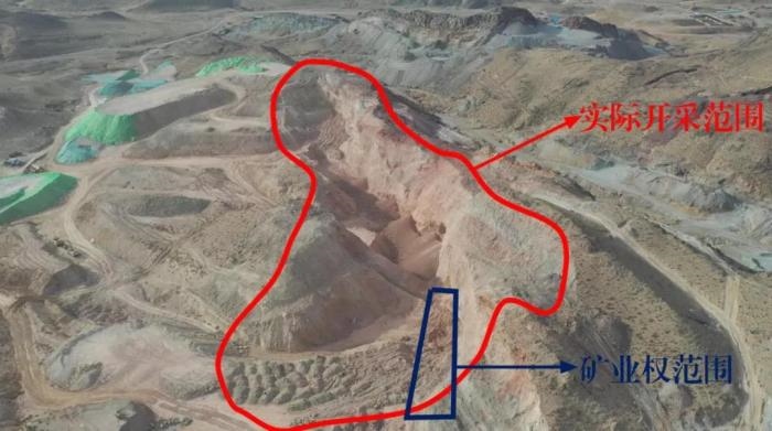 2021年12月11日，督察組使用無人機拍攝，銅鐵溝礦礦業(yè)權面積僅6.9畝，越界開采達182畝，超出26.4倍；實際開采深度達35米，遠超采礦許可證允許開采深度要求
