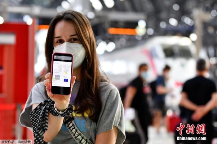 當(dāng)?shù)貢r間2021年9月1日，意大利米蘭，乘客在火車站出示的健康證明。