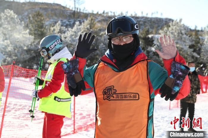 圖為滑雪場(chǎng)現(xiàn)場(chǎng)?！≡S婷 攝