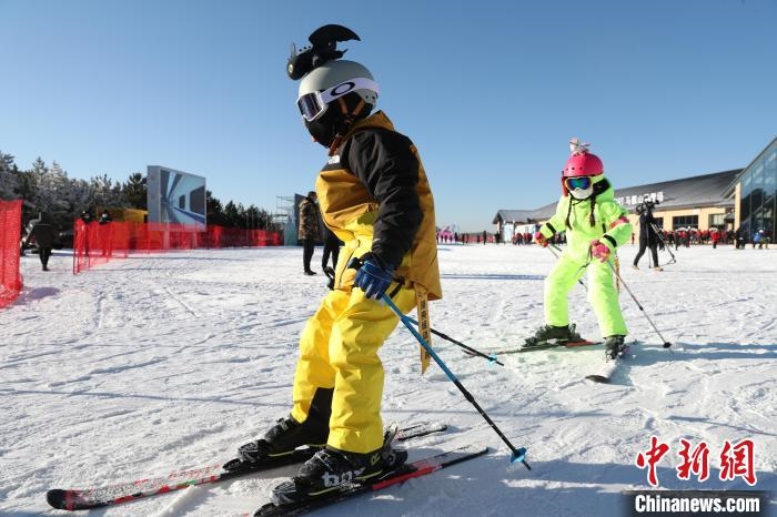 圖為滑雪場(chǎng)現(xiàn)場(chǎng)。　許婷 攝