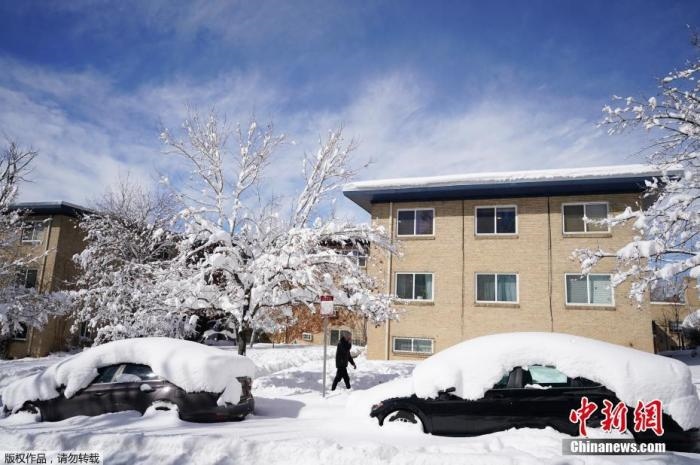 資料圖：當?shù)貢r間2021年3月15日，美國科羅拉多州丹佛，當?shù)赜瓉韽姳╋L雪天氣，城市被積雪覆蓋。