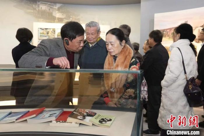 船政后裔在參觀新館?！￡悤造o 攝