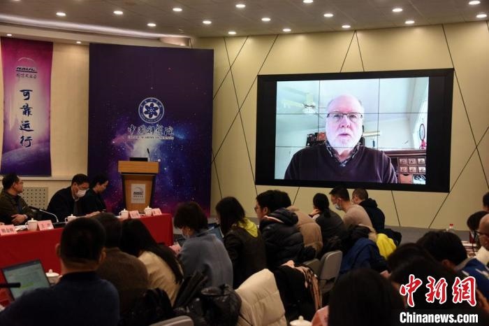 美國伊利諾伊大學教授理查德？克魯切爾通過視頻點評FAST測量星際磁場最新研究成果。　<a target='_blank' href='/'>中新社</a>記者 孫自法 攝