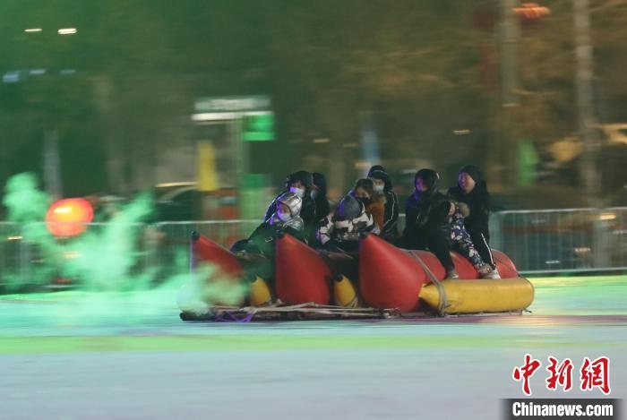 民眾沉醉在冰上香蕉船的快樂中。　于海洋 攝