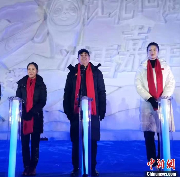 前女排國家隊隊長奧運冠軍惠若琪(右一)，中國女子田徑競走奧運冠軍王麗萍(左一)助陣當(dāng)晚活動?！≮w桂華 攝