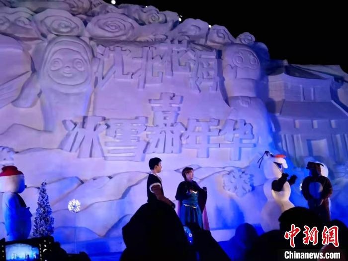活動現(xiàn)場表演的《冰雪奇緣》很受歡迎?！≮w桂華 攝