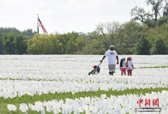 當(dāng)?shù)貢r間2021年9月18日，美國首都華盛頓國家廣場上插著數(shù)十萬白色旗幟，悼念新冠逝者。這個名為“在美國：銘記”藝術(shù)裝置由美國藝術(shù)家弗斯滕伯格(Suzanne Firstenberg)策劃，她計劃在兩周內(nèi)與公眾一起在華盛頓國家廣場插上與美國新冠死亡病例數(shù)對應(yīng)的白旗，以示悼念。 <a target='_blank' href='/'>中新社</a>記者 陳孟統(tǒng) 攝
