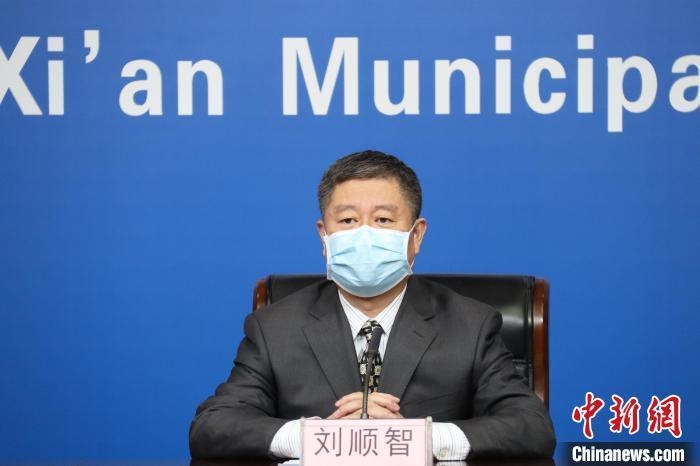 圖為西安市衛(wèi)生健康委主任劉順智6日在新聞發(fā)布會上?！∥靼彩姓﹫D