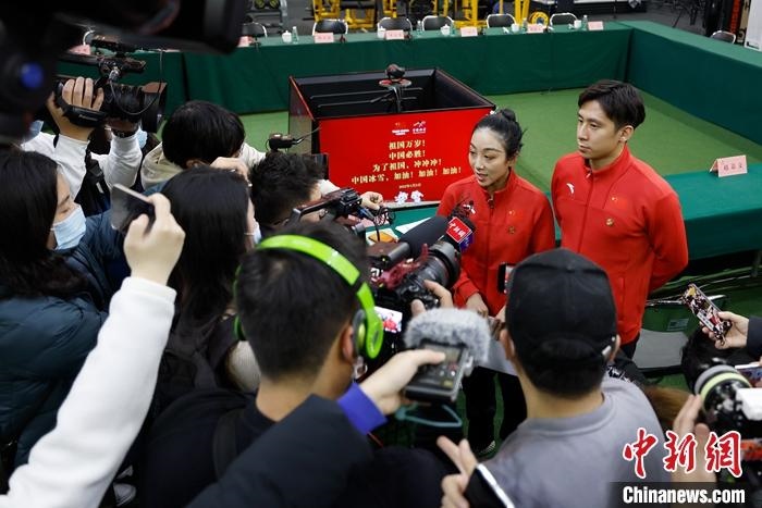 1月5日晚，全力沖刺北京冬奧學(xué)習(xí)座談會(huì)在北京舉行。座談會(huì)后，中國花樣滑冰雙人滑組合隋文靜、韓聰接受記者采訪。 <a target='_blank' href='/'>中新社</a>記者 富田 攝